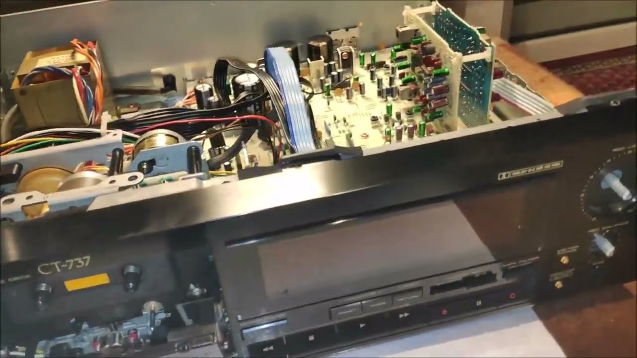 Reparatur des Reference Master Laufwerks eines Pioneer CT737 Stereo-Cassetten-Tapedecks.