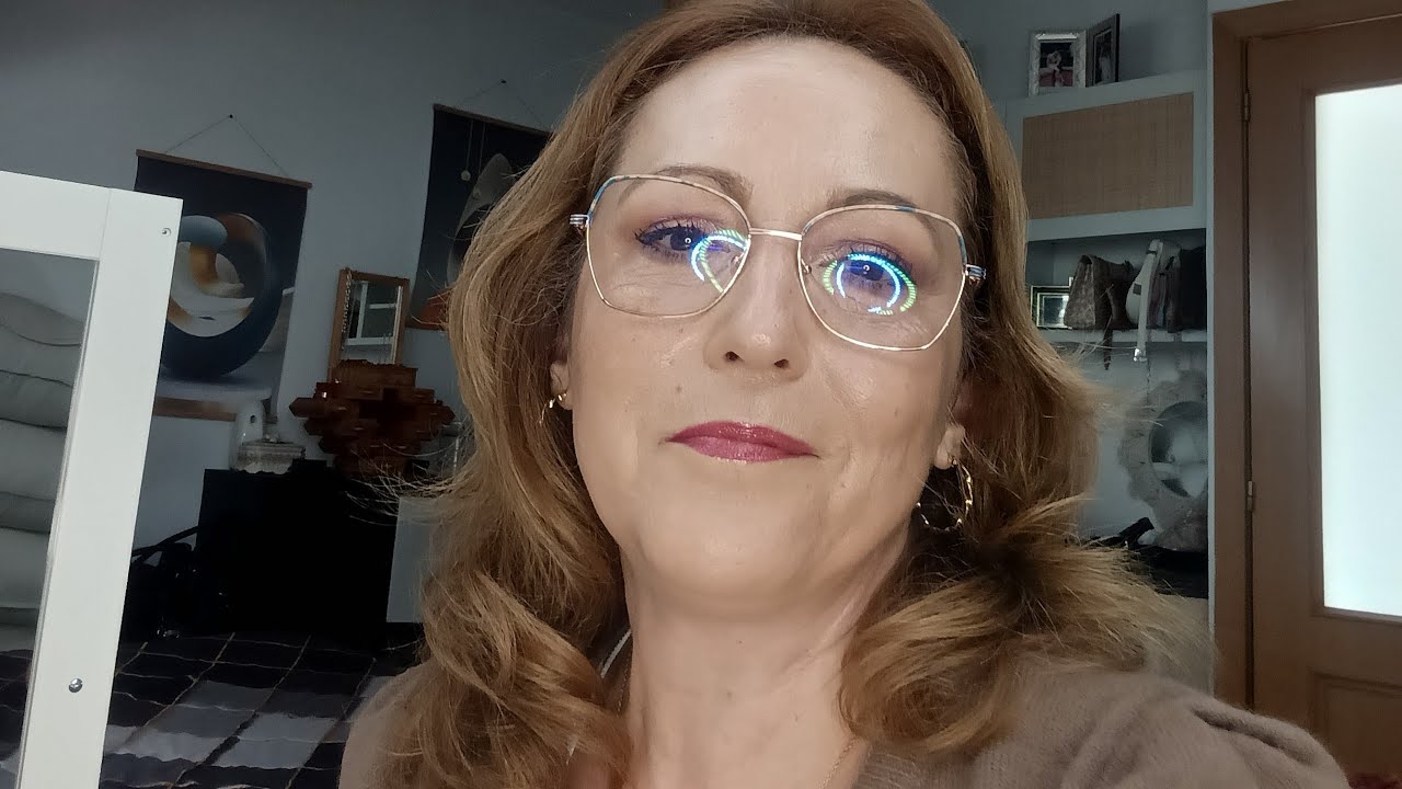 MAQUILLAJE REJUVENECEDOR CON COLOR GRANATE  PARA DÍA A DÍA