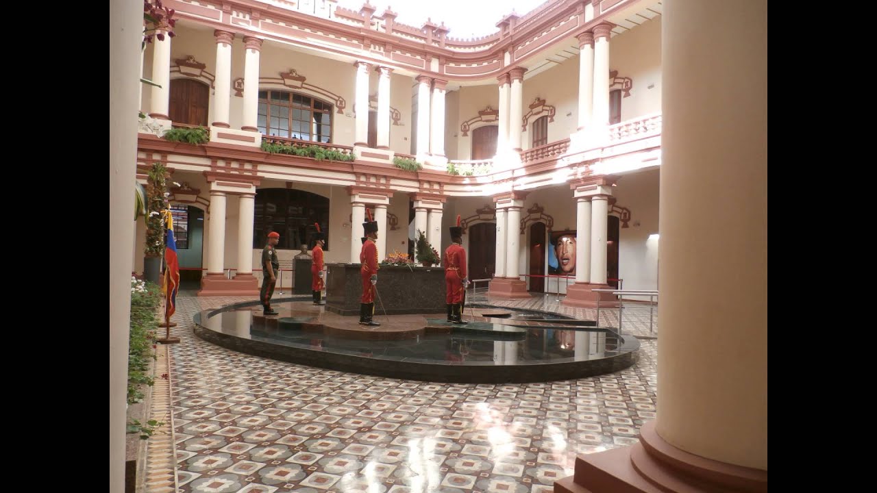 Visita al Cuartel de la Monta&ntilde;a. Chavez su taza, boina, espada, canaima personal y demas