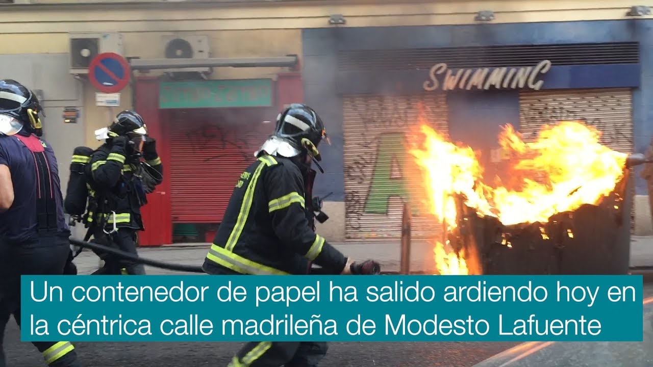 Así apagan los bomberos un contenedor ardiendo en el centro de Madrid