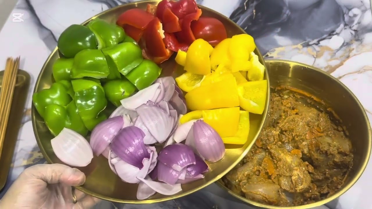 شيش طاووك مع احلي تومية وسلطة المشاوي بالسماق😋😋