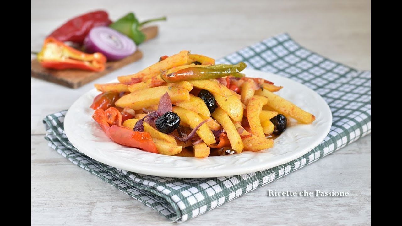 Pipi e patati con pomodoro - Ricette tipica calabrese - Ricette che Passione