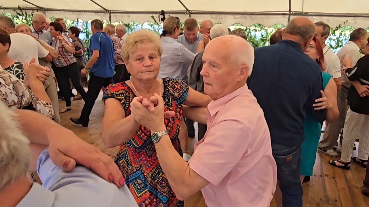 Piękny taniec z gracją pary na pierwszym planie. Miło się ogląda