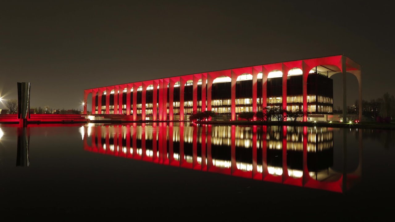 Mondadori - Apertura Mondadori Duomo | Il Palazzo Niemeyer si illumina di rosso