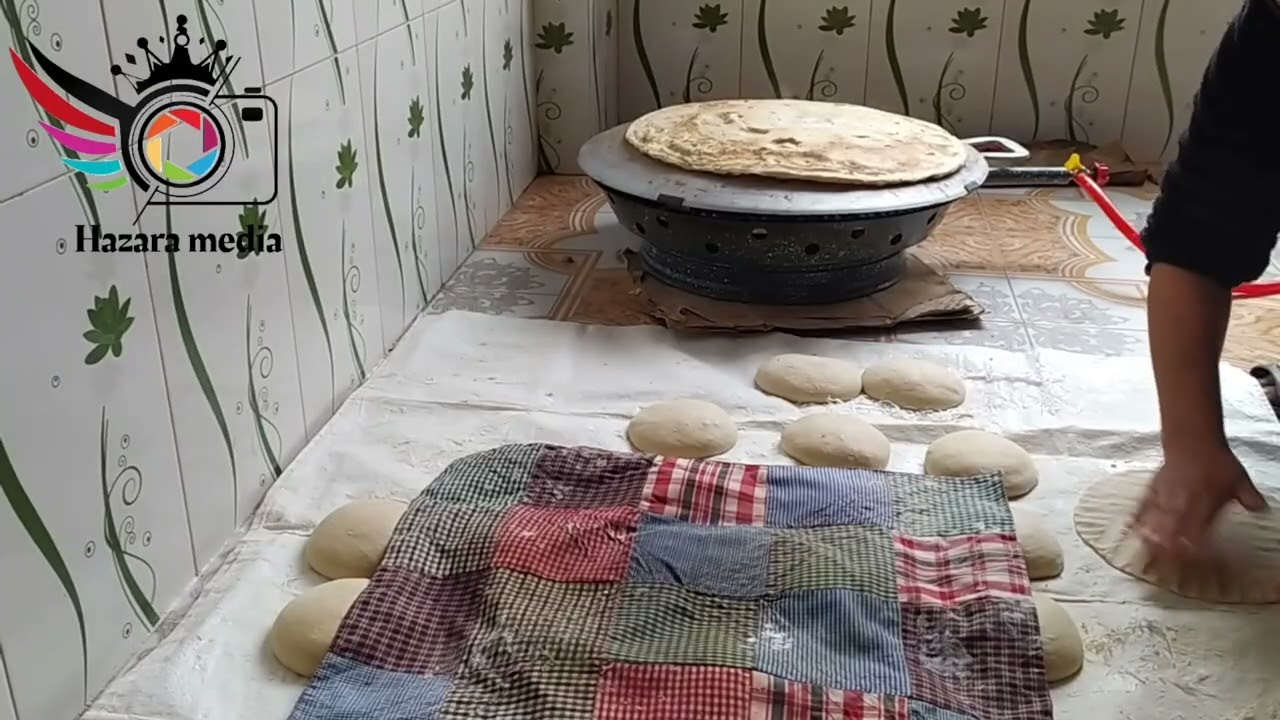 نان گرم خمیر وطنی در شهر هرات بیننده باشید دوستا تا آخر که چقدر نان قشنگ میاد 