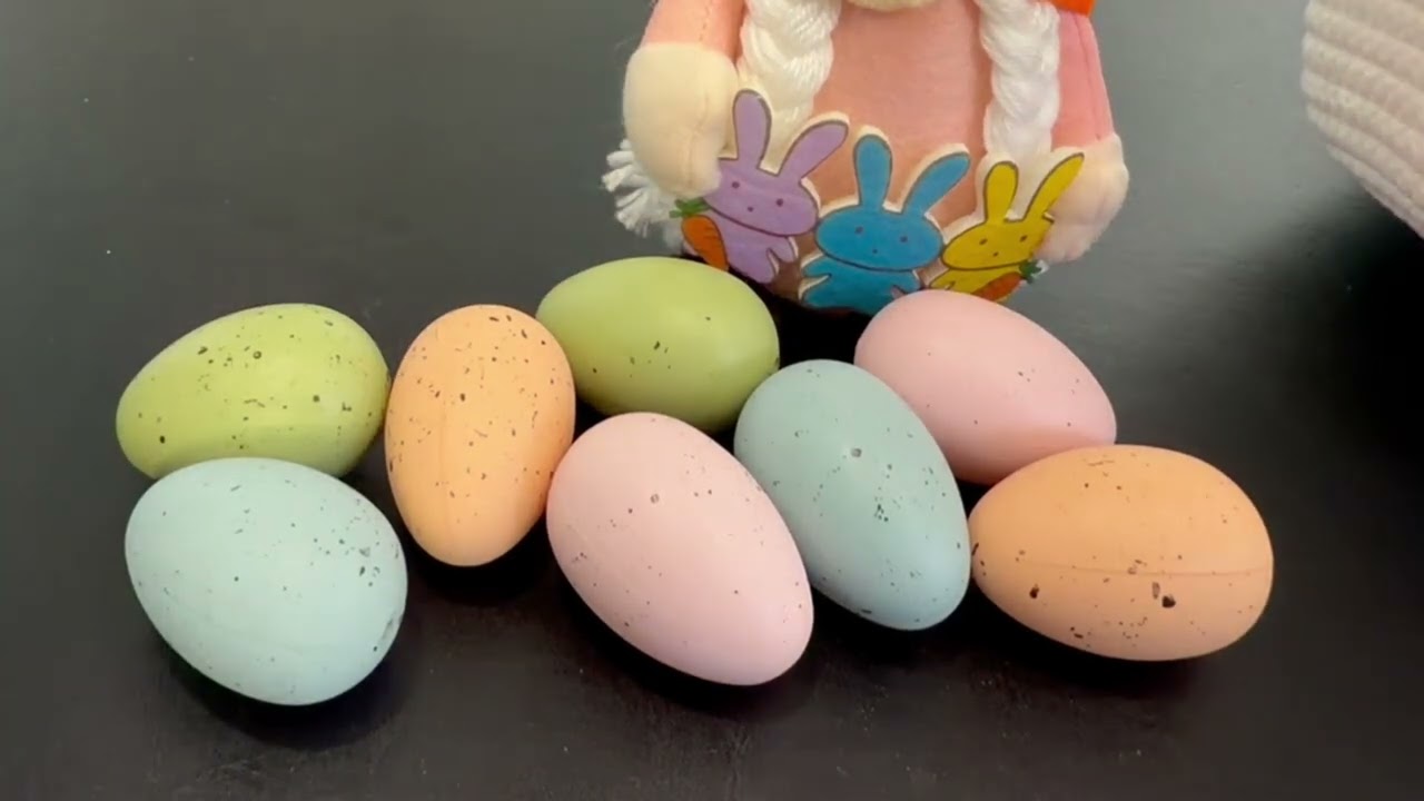 Check out these cool speckled eggs  - great for Easter decoration!