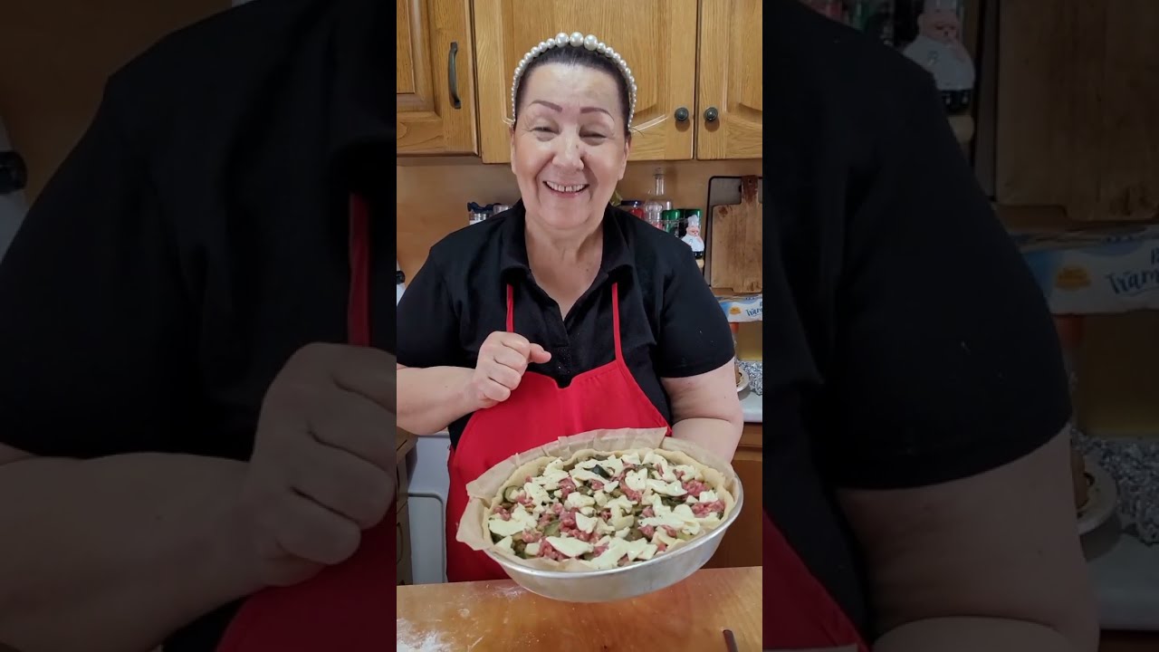Torta salata di pasta brisé fatta in casa idea stuzzicante e gustosa con zucchine salsiccia scamorza