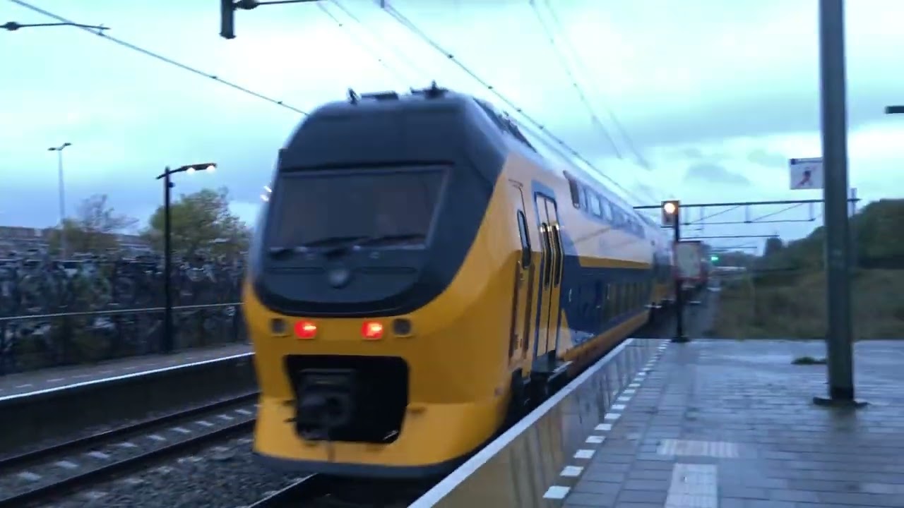 Virm vertrekt van station Middelburg met DIKKE TOETER