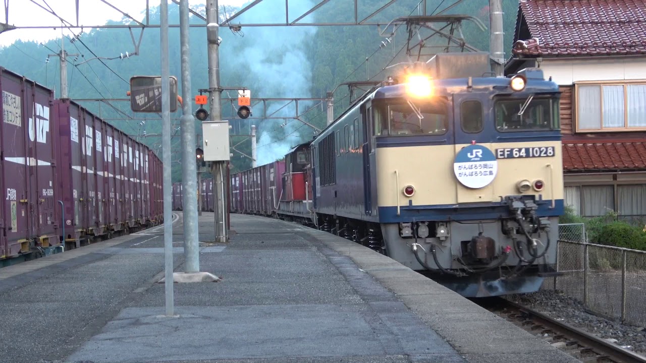 伯備線上菅駅で貨物とやくもとすれ違う山陰迂回貨物列車EF64+DD51+コキ6両(2018/8/31)