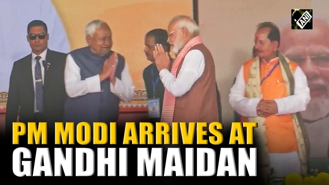 PM Modi arrives at Gandhi Maidan in Patna, Bihar for Nitish Kumar&rsquo;s oath ceremony