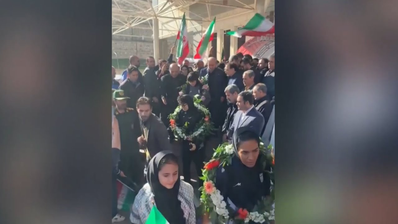 «Они выглядят несчастными»: женская сборная Ирана по футболу вернулась домой.