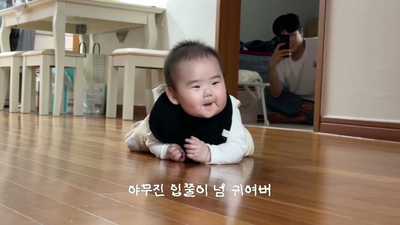 6개월에 기어가기 마스터 한 아기