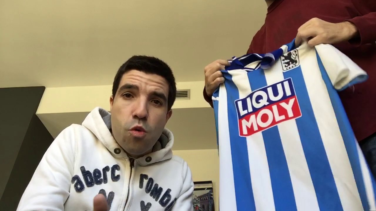Axel Torres y Ra&uacute;l Fuentes muestran las camisetas para que elija PakoTXIII (2)