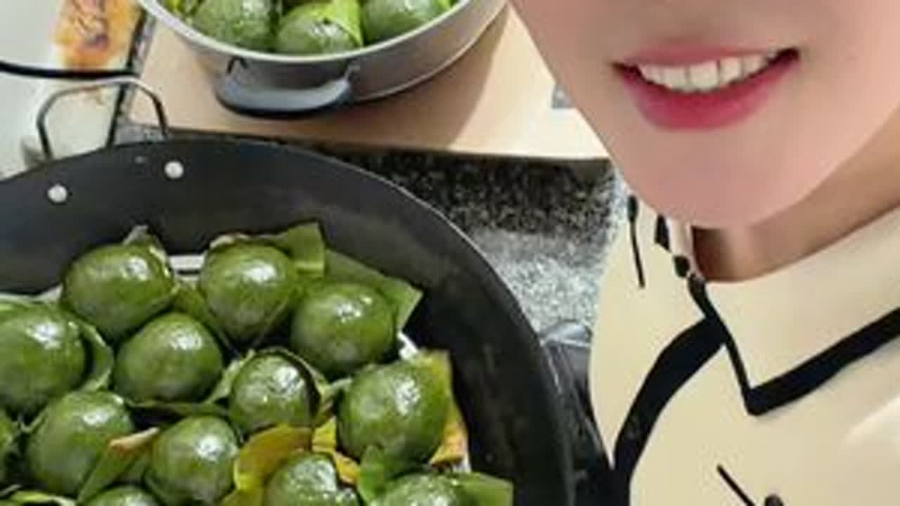 今年的第一餐绿油油的春艾～艾草糍粑[色][色]出炉啦有没有想吃的呀？