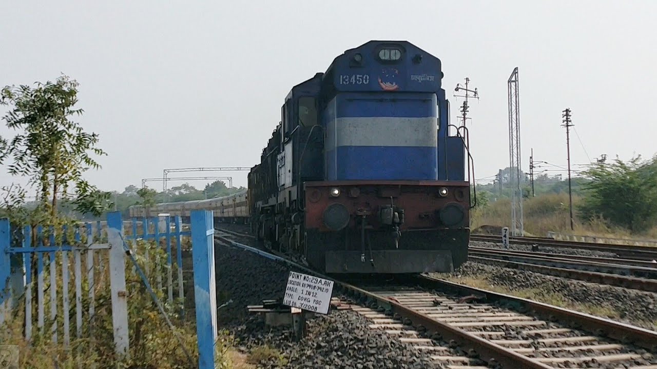 07773 Purna - Akola Passenger Train Entering Platform 6 of Akola Junction.