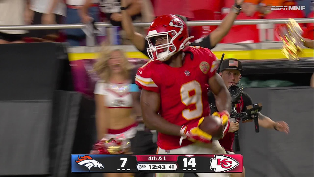 KENNETH WALKER RUSHES 60 YARDS FOR A TD