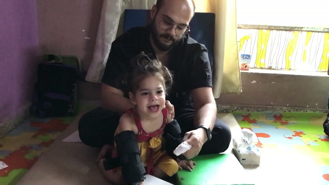 تمرين مهم لتحفيز اطفال الشلل الدماغي التحكم في عضلات الرقبة