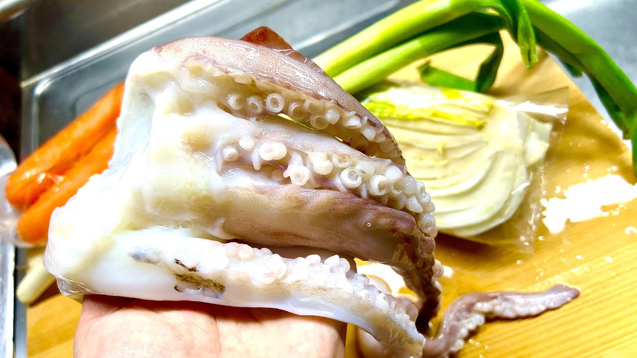 巨大イカのゲソ自らの水分のみで作る鍋が究極の酒のおつまみ！