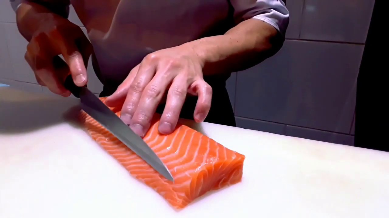 Aprenda como cortar o sashimi do lombo do  salmão