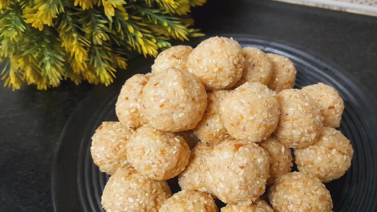 मावा और तिल के लड्डू | सर्दियों के मौसम के लिए स्वादिष्ट लड्डू