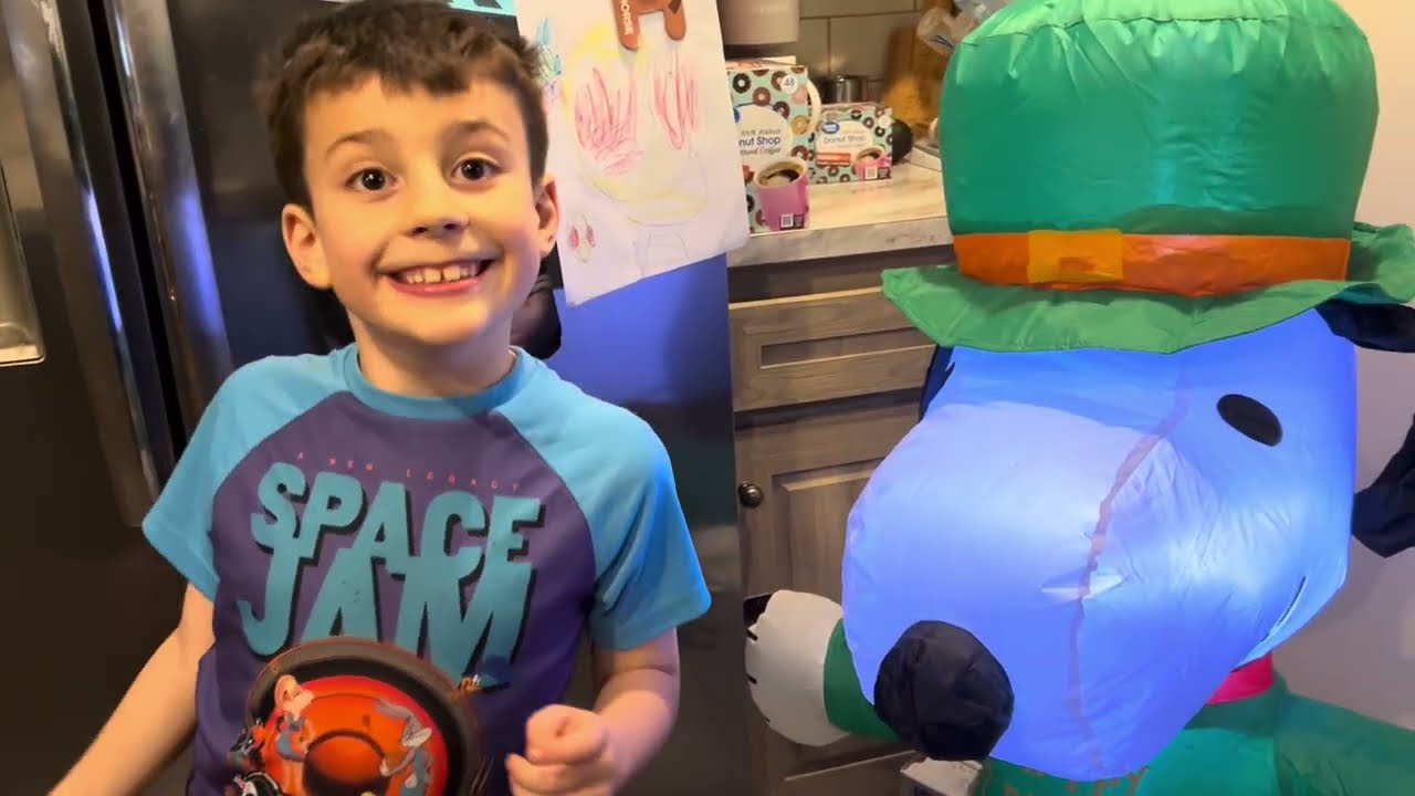 UNBOXING Snoopy St Patrick’s Day inflatable Blowup