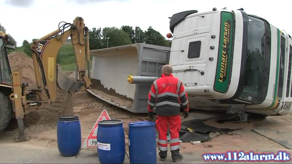 Væltet en lastbil fra Jelling på Høgsholtvej i Vejle.