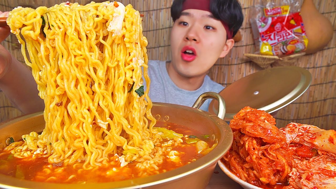 진라면매운맛 파송송계란탁. 요즘 최애하는 라면! 무생채가 새콤해 침이 계속나옵니다. SPICY JINRAMEN KIMCHI KOREAN FOOD ASMR MUKBANG.
