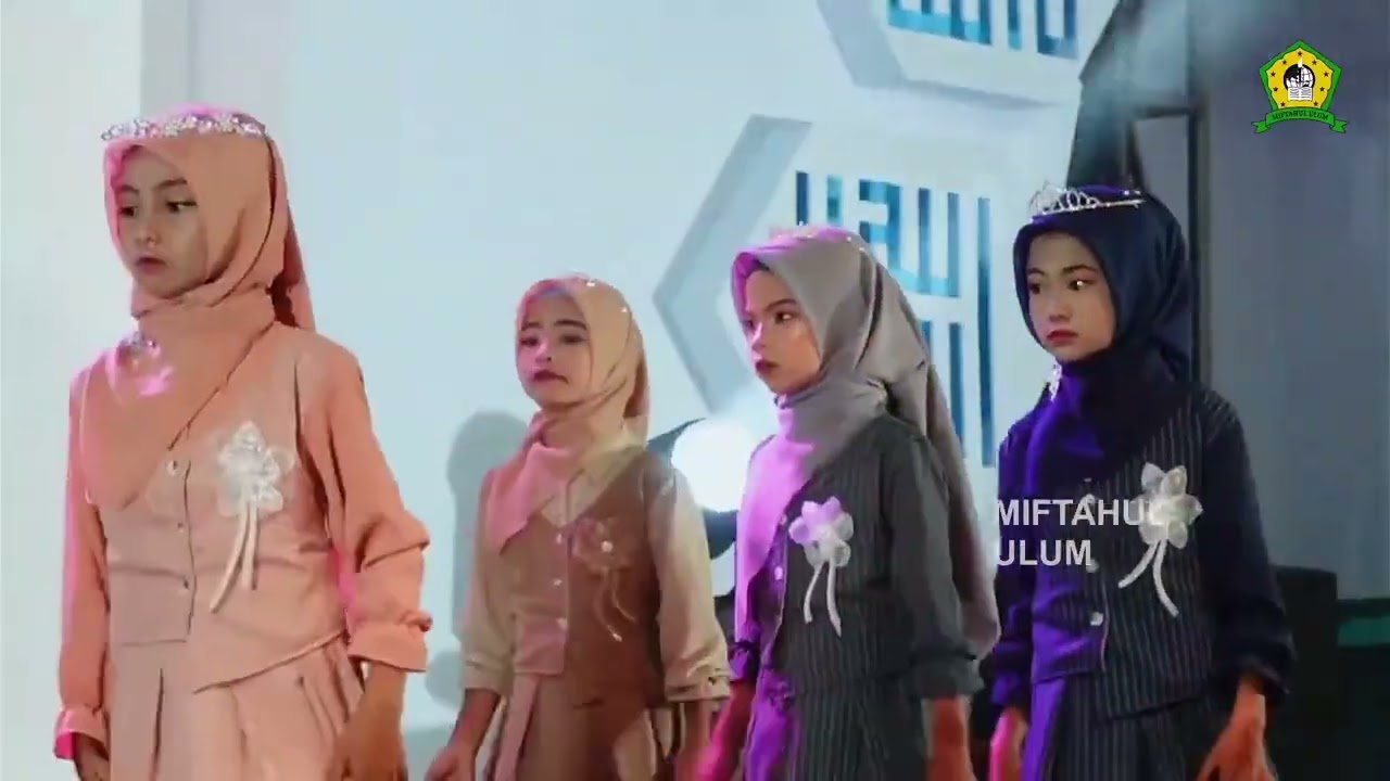 Tari tarian oleh ananda Dewi dan kawan kawan 