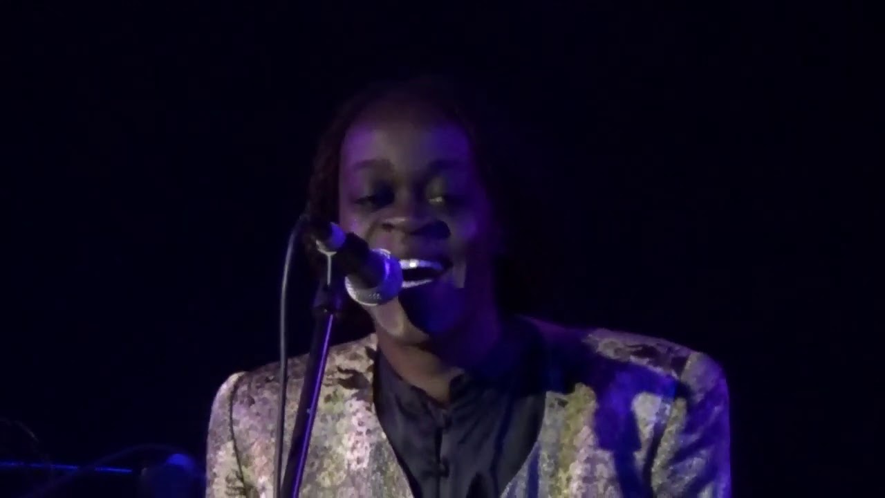 Afrika Bibang ´´ ! ´´ Entzun