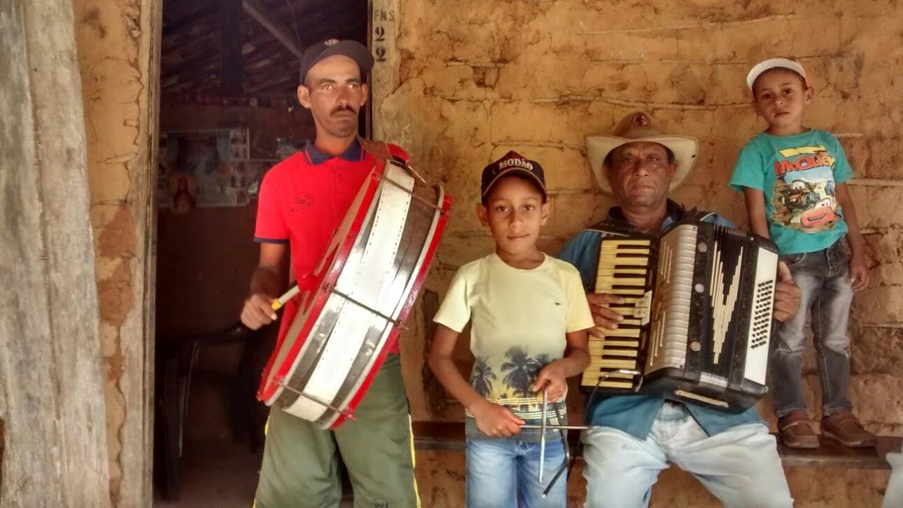 Ze lasqueira e sua turma no f&oacute;rr&oacute; de seu alonsso