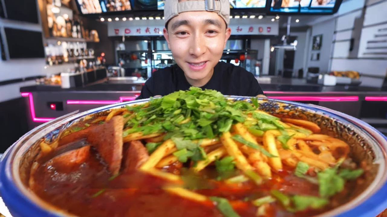 小正在临汾吃碗牛肉丸子面，找回了吃辣的畅快，醇厚与辛辣的完美融合【小正小正】
