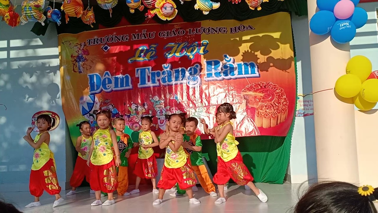 Múa rước đèn dưới trăng NH 19-20