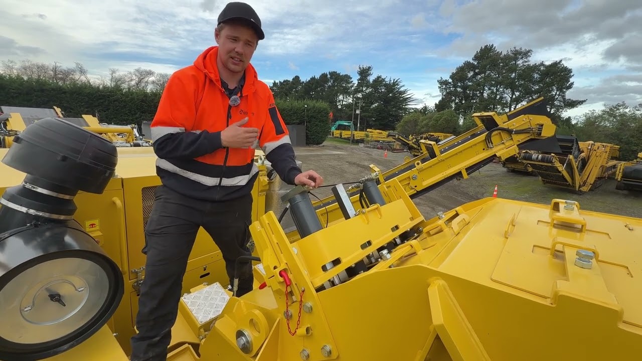 How do you open the Crushing Chamber on a Keestrack R5?