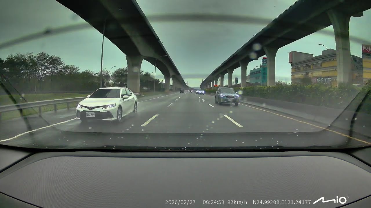 Mio R888W3後鏡頭雨中高速公路