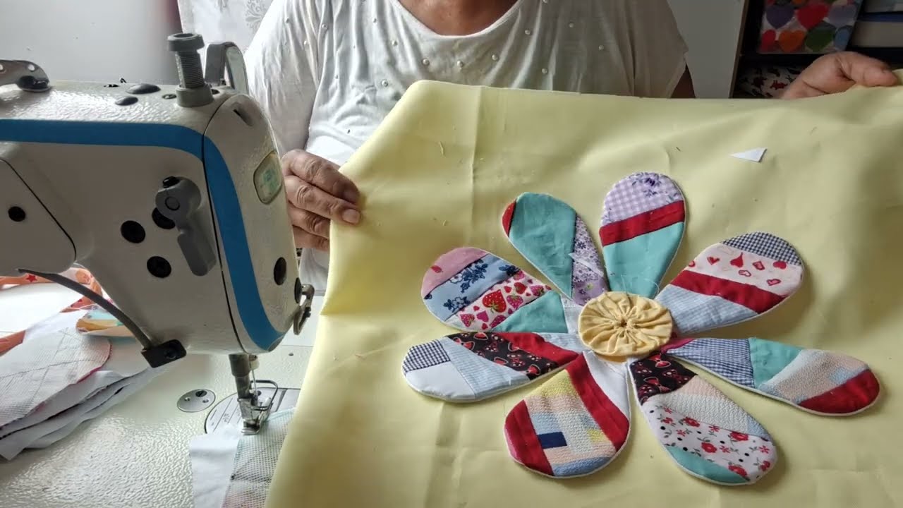 As flores de retalhinhos de tecido, fazendo mais uma linda colcha kkk .