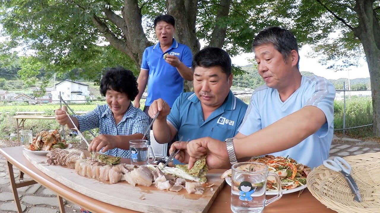 어머니가 만들어주신 배추겉절이와 돼지고기 수육 [Fresh Kimchi and Boiled Pork]
