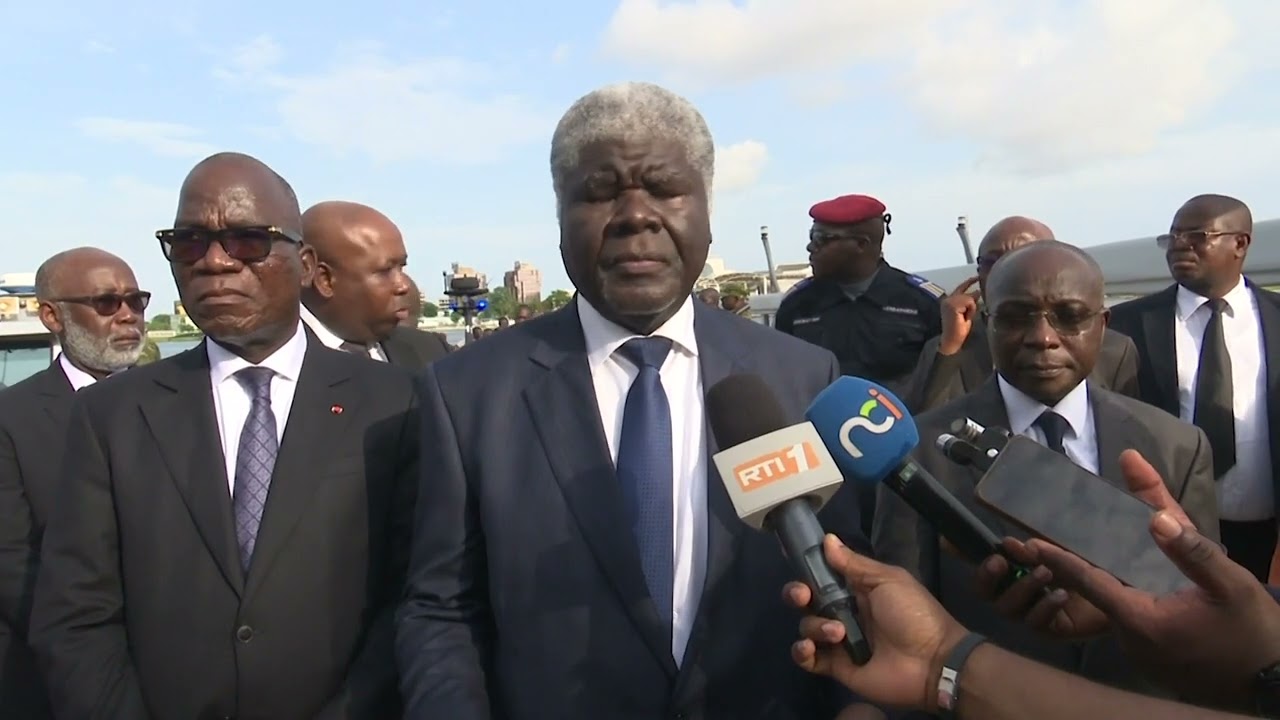Le Premier Ministre visite la lagune Ebrié pour constater les points d'émanation de mauvaises odeurs