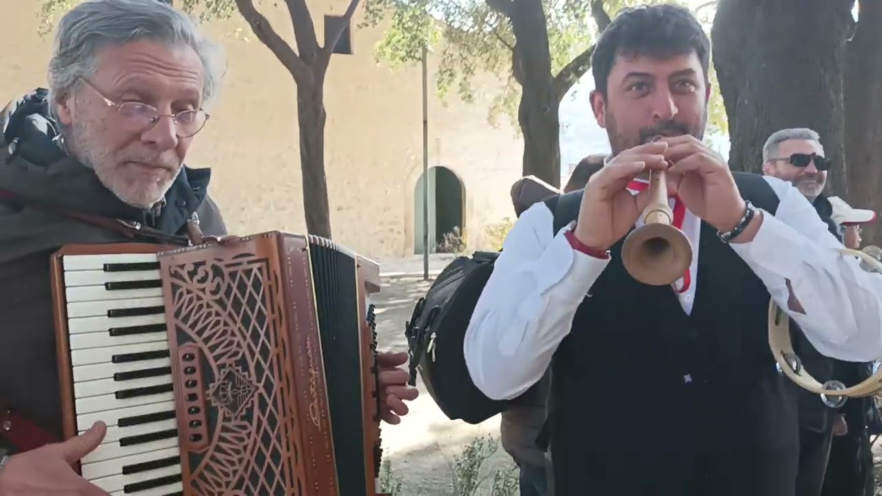 M.so Piero Ricci con fisarmonica e il suo fedele cavaliere M.so Paolo Zampogna alla ciaramella