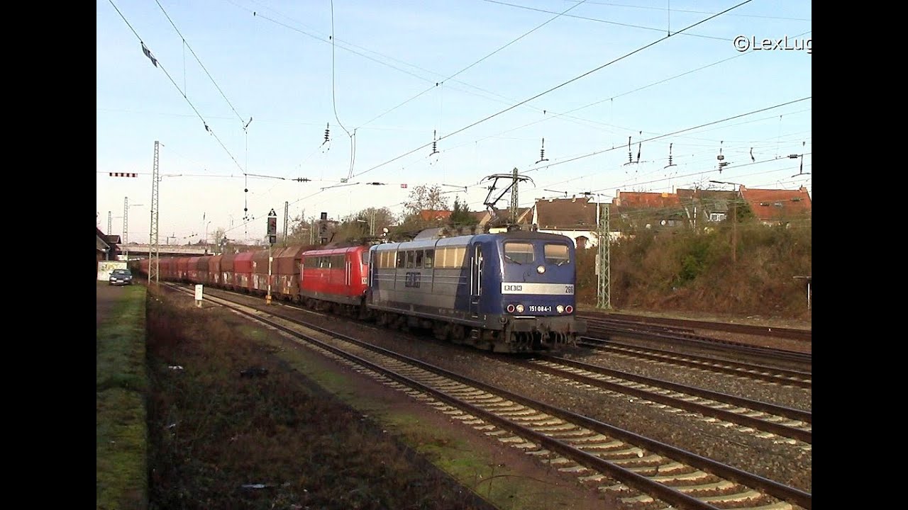 3xLokomotiven mit einem schwerem Kohlezug