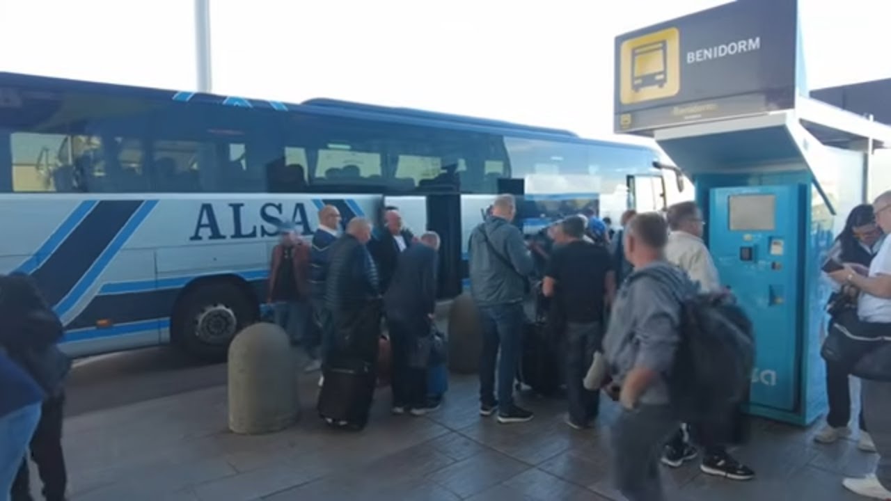 Бенидорм, Испания. Автобус до аэропорта Аликанте. Рейс Jet2 до Глазго.