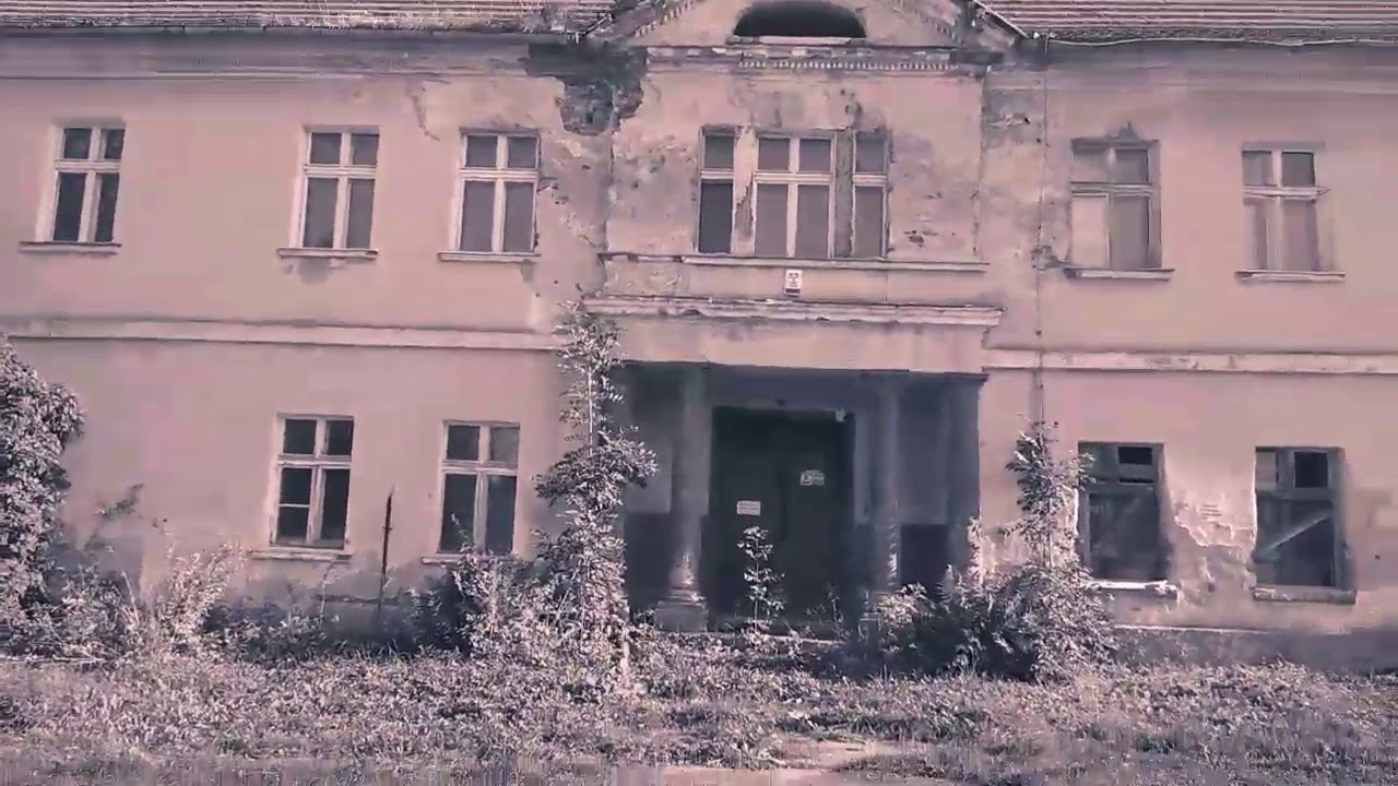 Dw&ograve;r w Starkowie.