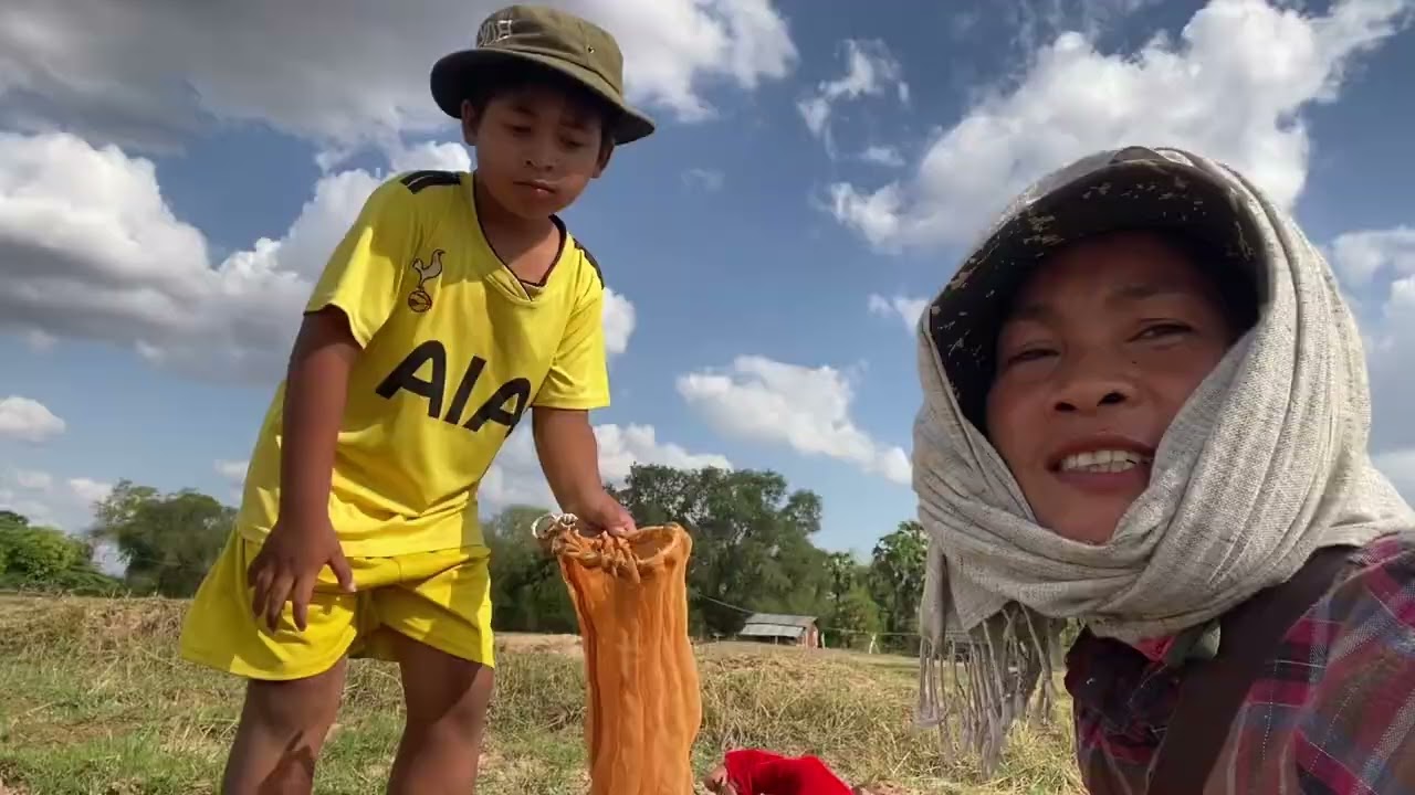 ខ្ញុំបានទៅជីកក្តាមនៅឯភូមិស្នឹង I went to dig for crabs in this village.