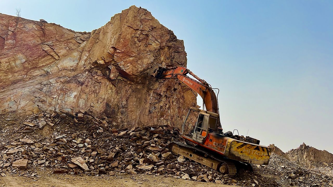 WATCH THE ACTION UNFOLD: Excavator Takes on a Massive Hill” #excavators #sand #drilling #miningapp 
