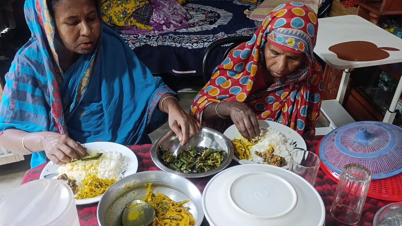 ভূরি ভূনা ও পুকুরের ছোট মাছ রান্না কেমন হয়েছে সাথে মা খালার খাওয়ার দৃশ্য