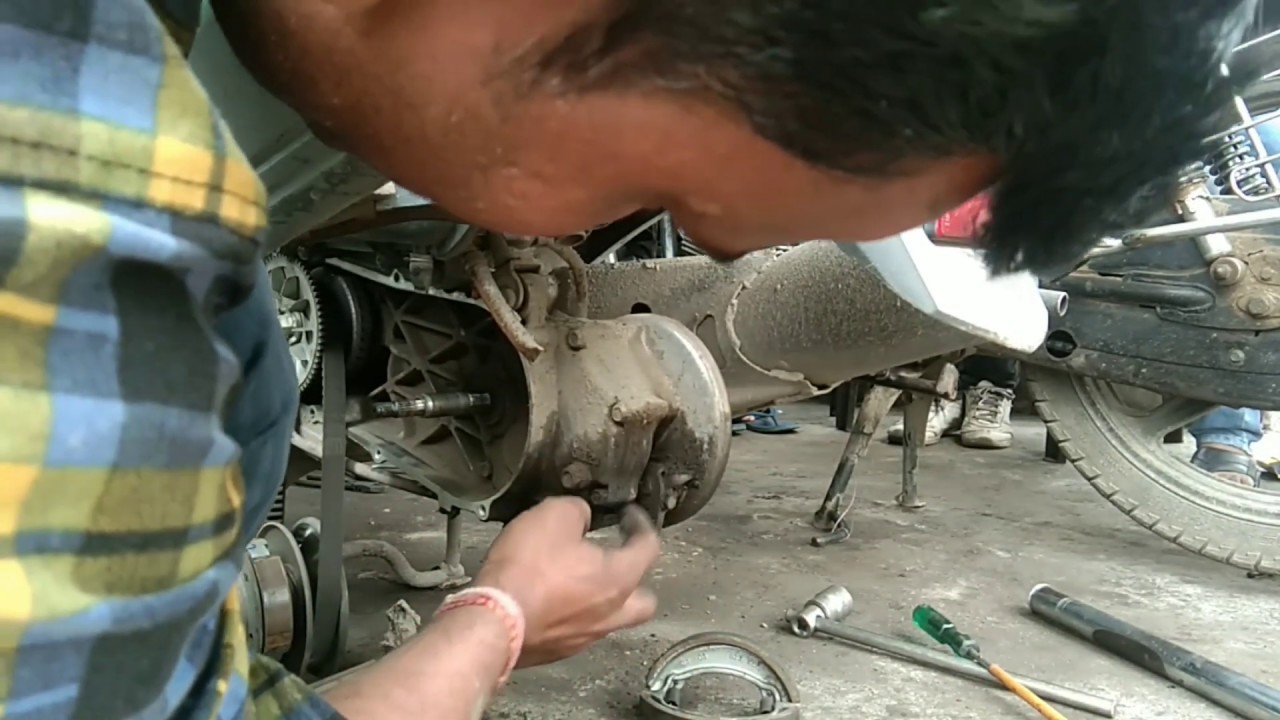 Hero plassure aur activa me wheel ke pass se oil kyo aati hai ? isse kaise theek kare