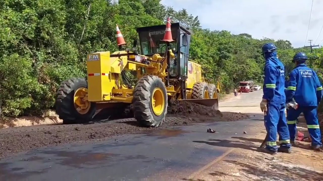 Espalhando asfalto frio motoniveladora cat 140k/motorgrader/