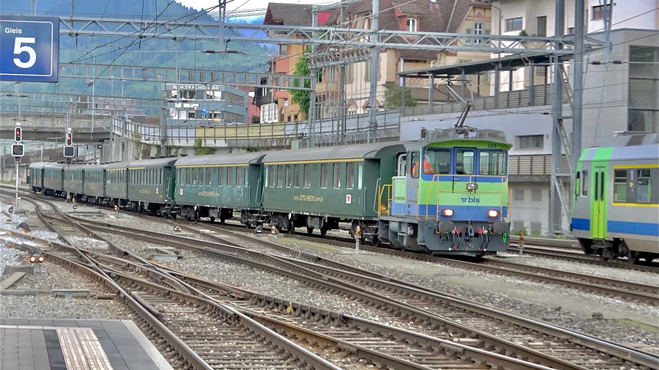 Trains at Spiez Railway Station | Züge am Bahnhof Spiez
