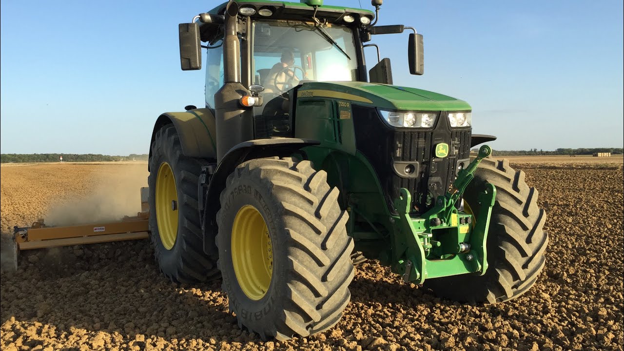 Coucher de soleil sur le John Deere 7250R - rotative Alpego DmaX 6m