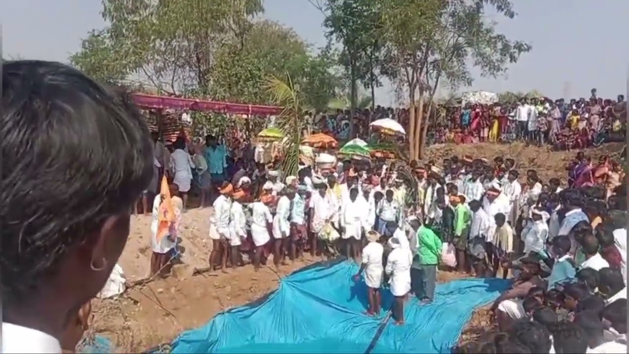 ಮೊಳಕಾಲ್ಮೂರು40 ವರ್ಷಗಳ ಬಳಿಕ ದೇವರ ಎತ್ತುಗಳ ಆಗಮನ: ಕೋನಾಪುರದಲ್ಲಿ ಹಿರೇಬೊಮ್ಮಲಿಂಗೇಶ್ವರ ಸ್ವಾಮಿ ಪೂಜೆ