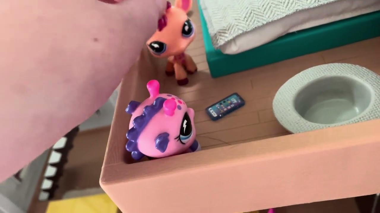 LPS love is deadly episode 2 season one meeting the new roommate  ￼￼
